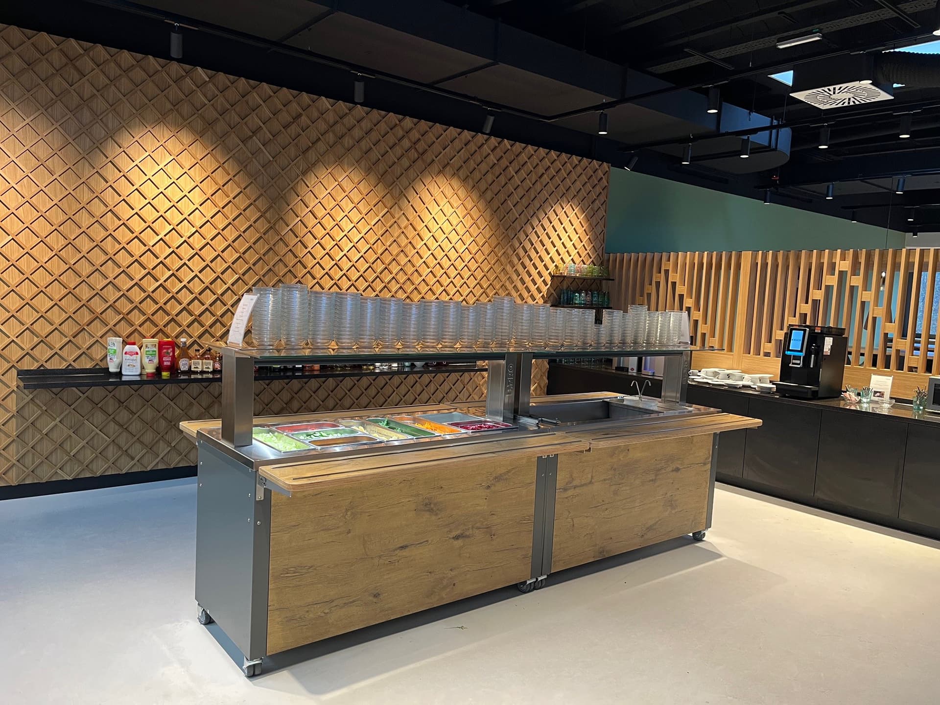 Betriebsrestaurant mit Wohlfühl-Atmosphäre der Firma Bühler am österreichischen Standort Leobendorf 